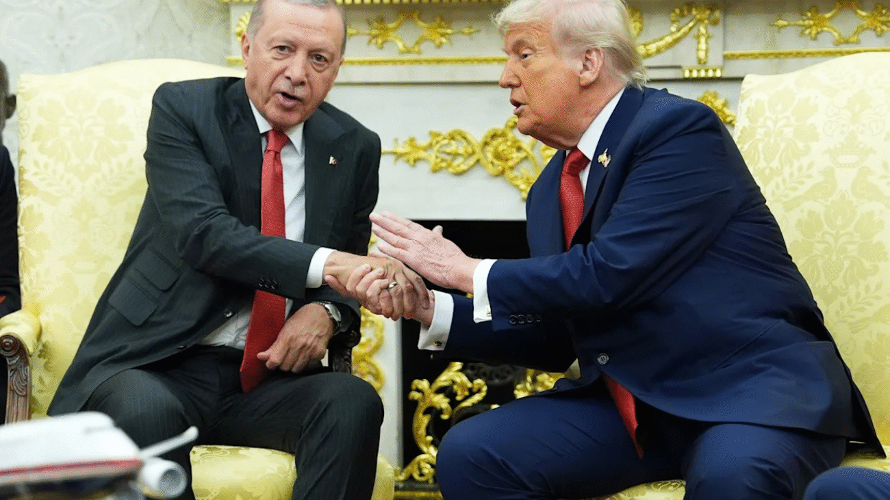 El presidente estadounidense Donald Trump (der) con el presidente turco Recep Tayyip Erdogan en la Oficina Oval en la Casa Blanca en Washington el 25 de septiembre del 2025. (AP foto/Evan Vucci)